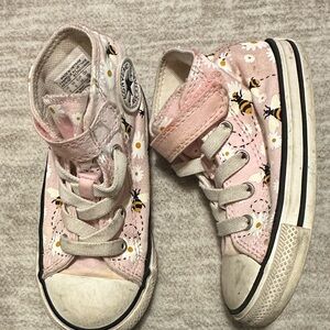 Girls converse pink! My little one love them needs cleaning, play date ready!